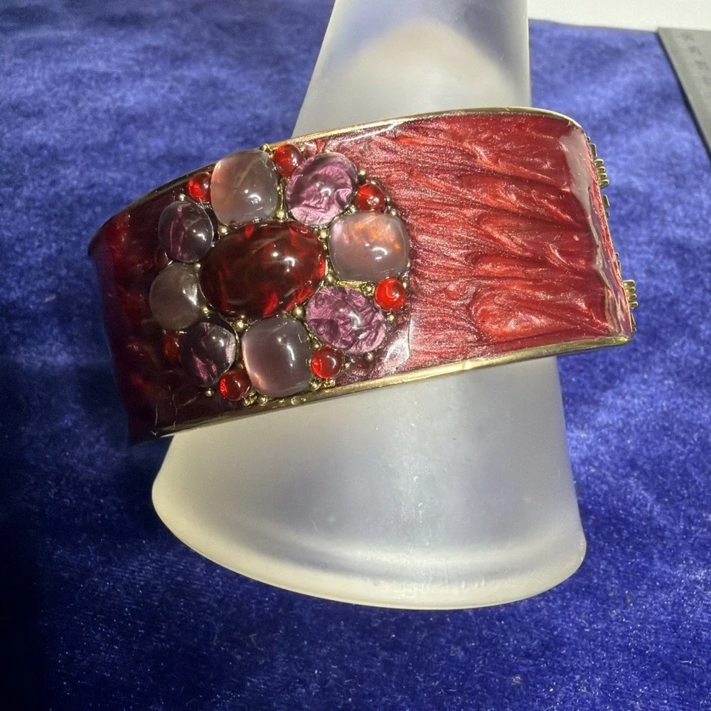 LC LIZ CLAIBORNE Burgundy Enamel Gold Tone Floral Cabochon Bangle